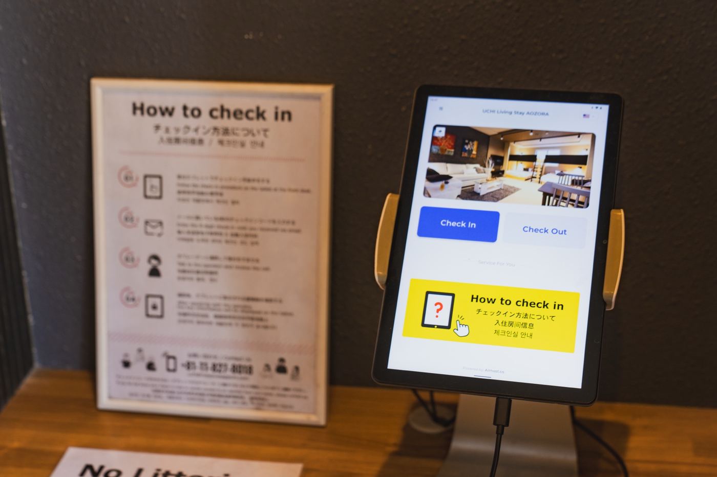 非接触チェックインのタブレット